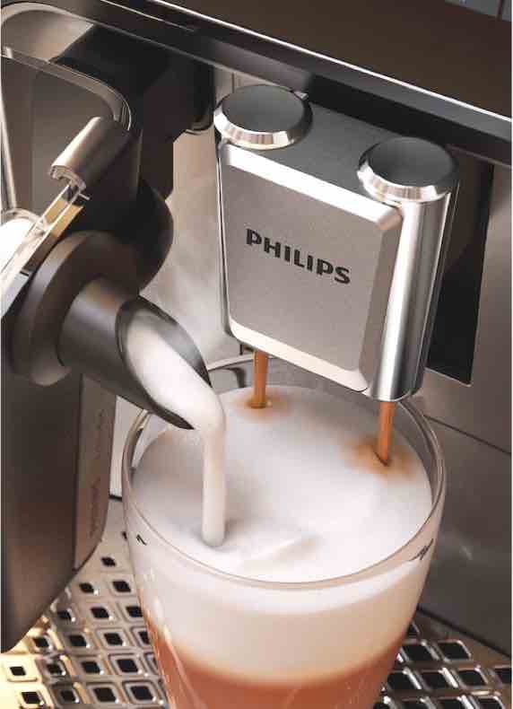 Philips Kaffeemaschine lässt Milch und Kaffee gleichzeitig in ein Glas mit Milchschaum laufen