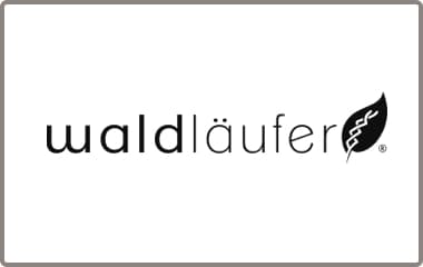 Logo mit Schriftzug „waldläufer“ und stilisiertem Blatt mit Äskulapstab rechts daneben