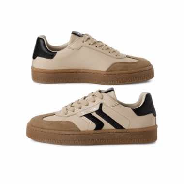Beige Sneaker mit brauner Sohle und schwarzem Fersenteil, seitlich zwei schwarze Streifen, von der Seite gezeigt