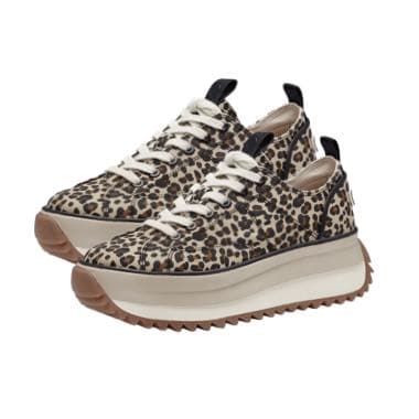 Leopardenmuster-Sneaker mit dicker Plateausohle und weißer Schnürung, seitlich versetzt vor weißem Hintergrund platziert