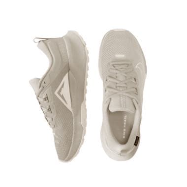 Beige Sneaker von oben und seitlich, mit Schnürung und Profilsohle, nebeneinander auf hellem Hintergrund platziert