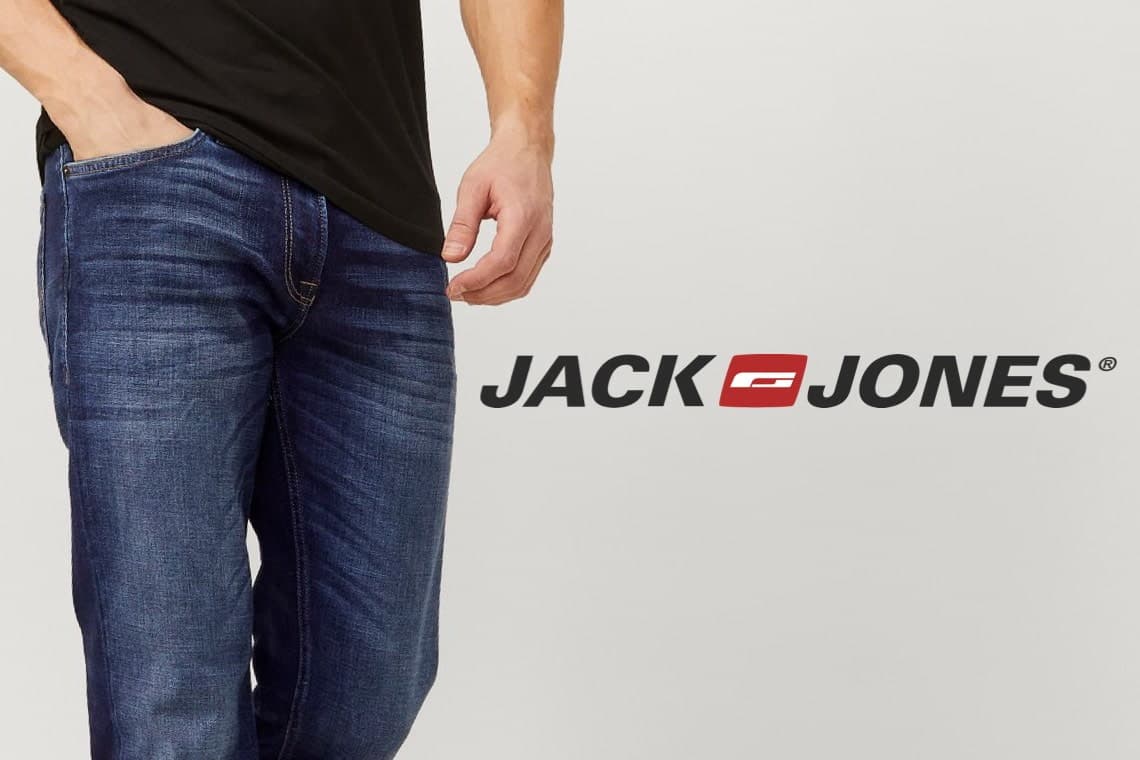 JACK & JONES Logo neben Mann in schwarzem T-Shirt und dunkelblauer Jeans, Fokus auf Hüfte und Bein