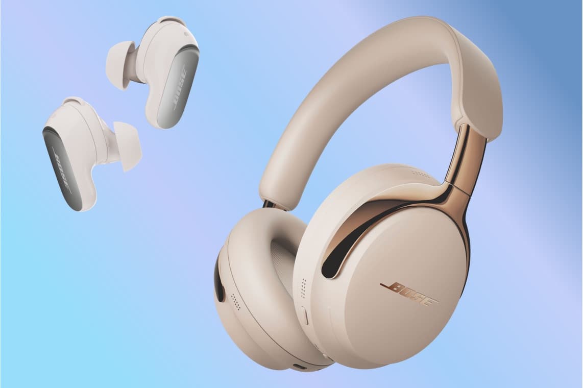 Beige Bose Over-Ear-Kopfhörer und passende In-Ear-Ohrstöpsel vor blauem Farbverlauf-Hintergrund