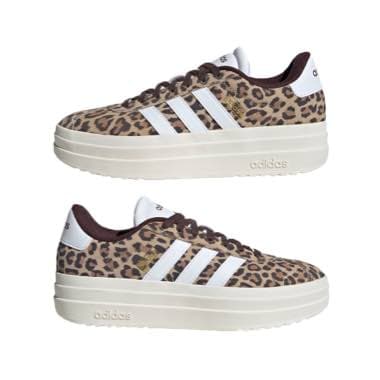 Zwei Adidas-Sneaker mit Leopardenmuster und weißen Streifen auf weißem Hintergrund.