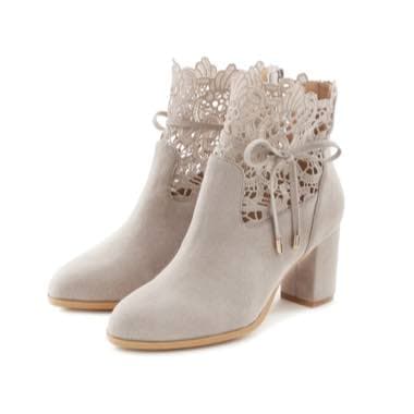 Hellgraue Stiefeletten mit Spitzenmuster und Schnürung, Blockabsatz und Zierbändern.
