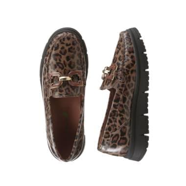 Braune Loafers mit Leopardenmuster und goldener Schnalle, Ansicht von oben und seitlich.