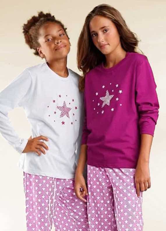 Zwei Mädchen in Pyjamas, weißes und pinkes Oberteil mit Sternenmuster, beide tragen passende rosa Hosen mit Sternenprints.