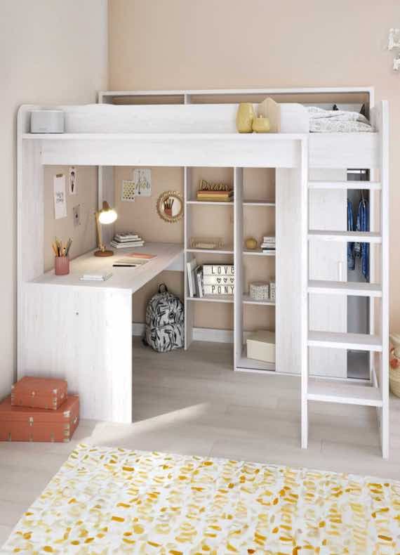 Hochbett mit integriertem Schreibtisch, Regal und Leiter. Bücher, Lampe und Schreibutensilien auf dem Tisch, Rucksack darunter.