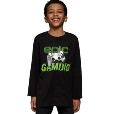 Epic Gaming – Junge trägt schwarzes Langarmshirt mit grünem Text und Gamecontroller-Motiv.