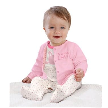 Baby in rosa Strickjacke mit Aufschrift "Little Love", sitzend auf einer weißen Decke.