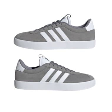 Graue Sneaker mit weißen Sohlen und drei weißen Streifen an der Seite, Ansicht von beiden Seiten.