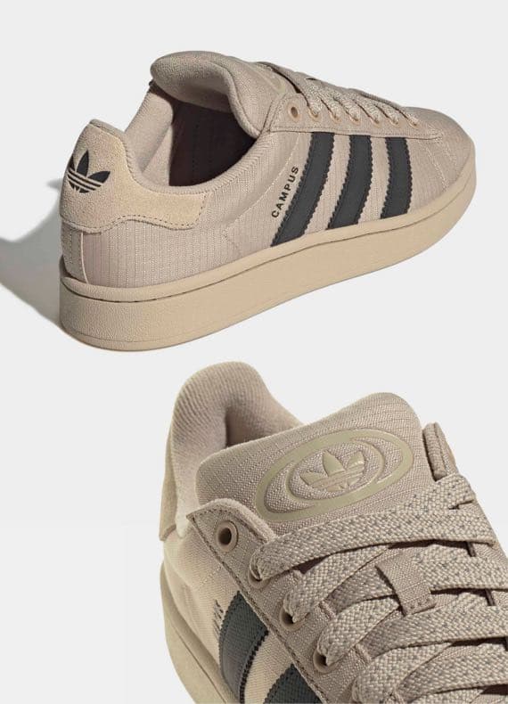Beige Adidas Campus Sneaker mit schwarzen Streifen und Adidas-Logo auf der Ferse und Zunge.