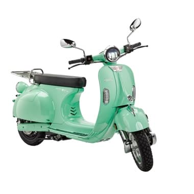 Mintgrüner Motorroller mit schwarzem Sitz, Chromspiegeln und rundem Scheinwerfer, steht auf weißem Hintergrund.