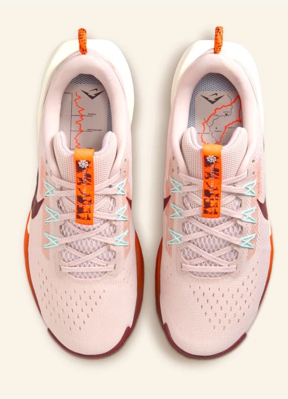 Obere Ansicht eines Paar rosa Laufschuhe mit orangefarbenen Laschen und türkisfarbenen Details an den Schnürsenkeln