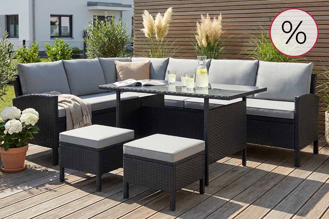 %-Symbol für Rabatt – Eck-Loungegruppe auf Terrasse mit Tisch, Hockern, Kissen, Getränken und Pflanzen im Hintergrund