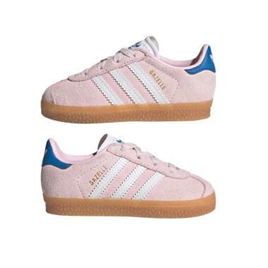 Rosa Kinder-Sneaker mit drei weißen Streifen und blauer Ferse, seitlich vor weißem Hintergrund gezeigt