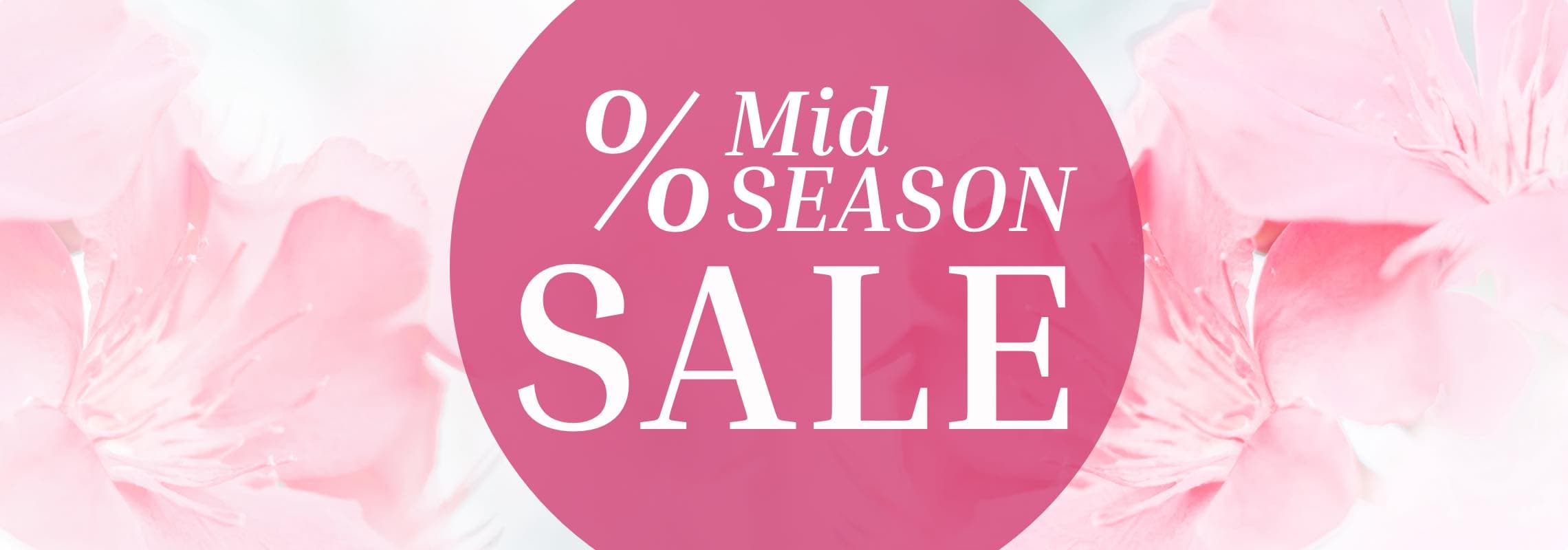 Mid Season Sale – weißer Schriftzug im pinken Kreis vor zarten rosa Blüten im Hintergrund