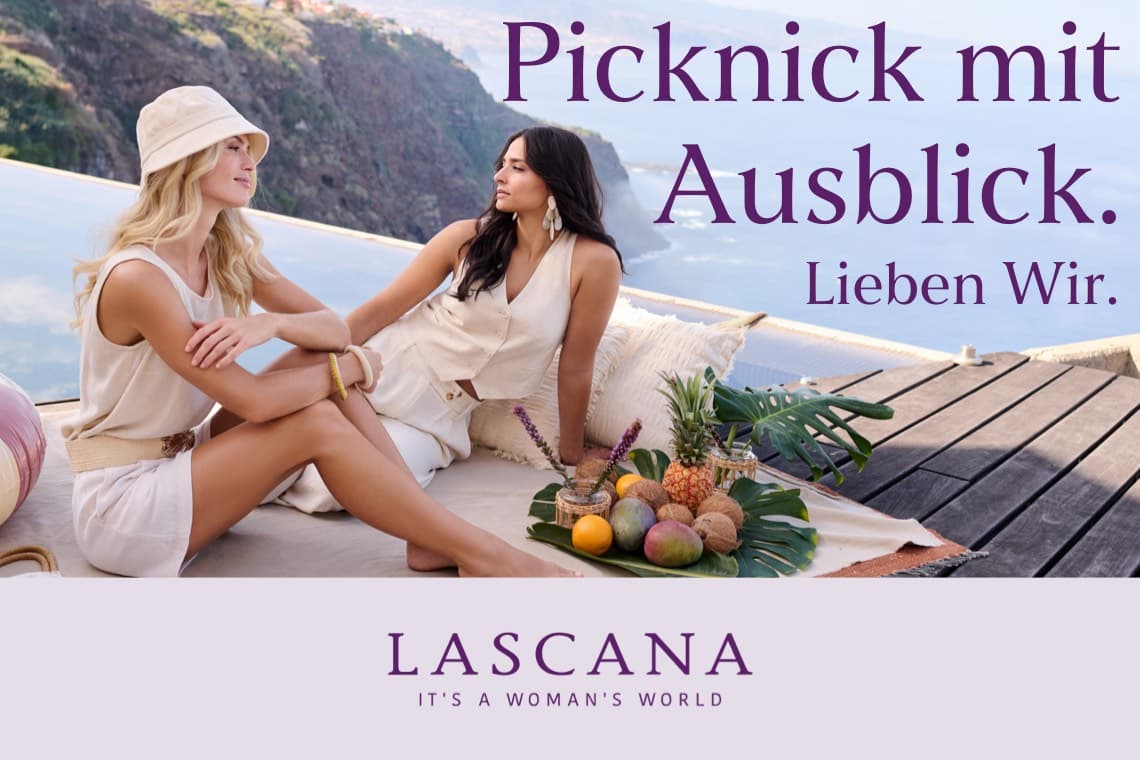 Picknick mit Ausblick. Lieben wir. – Zwei Frauen im Sommeroutfit sitzen am Pool mit Obstplatte und Meerblick