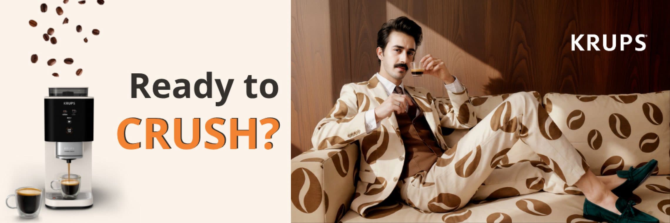 Ready to CRUSH? – KRUPS Werbung mit Kaffeemaschine, Kaffeebohnen und entspanntem Mann im Bohnenmuster-Anzug auf Sofa
