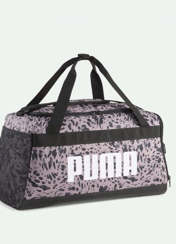 PUMA Sporttasche mit gepunktetem Allovermuster, seitlichen Netztaschen und zwei Tragegriffen vor hellem Hintergrund
