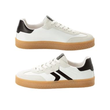 Weiße Sneaker mit brauner Sohle, schwarzem Fersenteil und seitlichem schwarzen Streifen, seitlich von beiden Seiten gezeigt