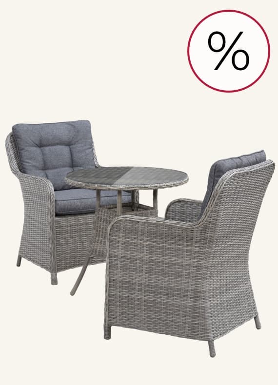 %-Zeichen für Angebot – Set aus rundem Gartentisch mit Glasplatte und zwei gepolsterten Sesseln