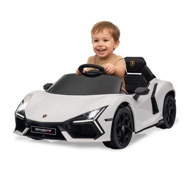 Lachendes Kleinkind sitzt am Steuer eines weißen Kinder-Elektroautos im Sportwagen-Design