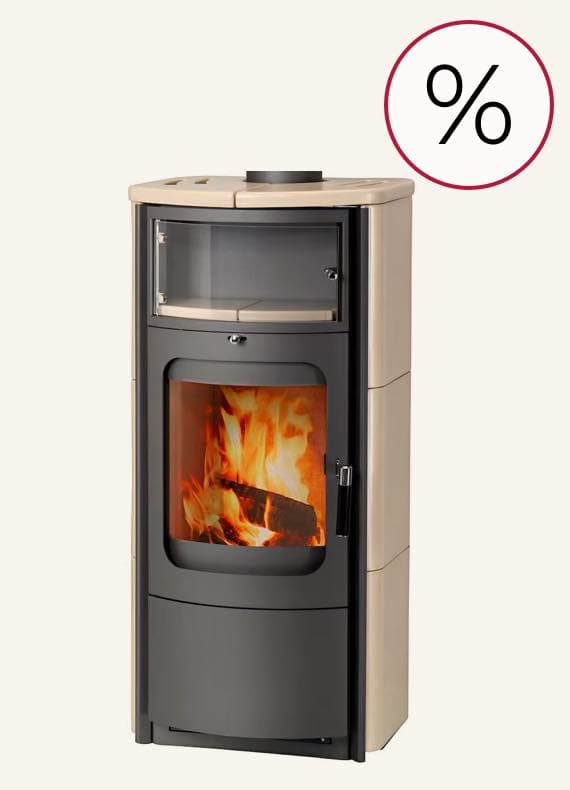 %-Zeichen für Angebot – moderner Kaminofen mit sichtbarer Flamme hinter großer Frontscheibe