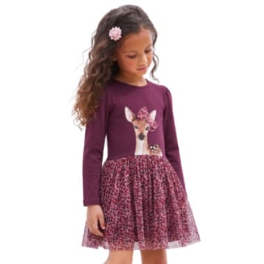 Mädchen mit lockigen Haaren trägt langärmliges Kleid mit Rehmotiv und gemustertem, ausgestelltem Rock