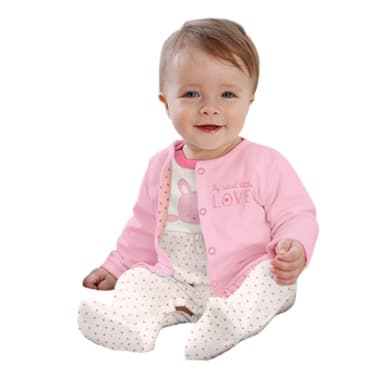 Baby sitzt aufrecht und lächelt in die Kamera, trägt rosa Jacke und weißen Einteiler mit dezentem Muster