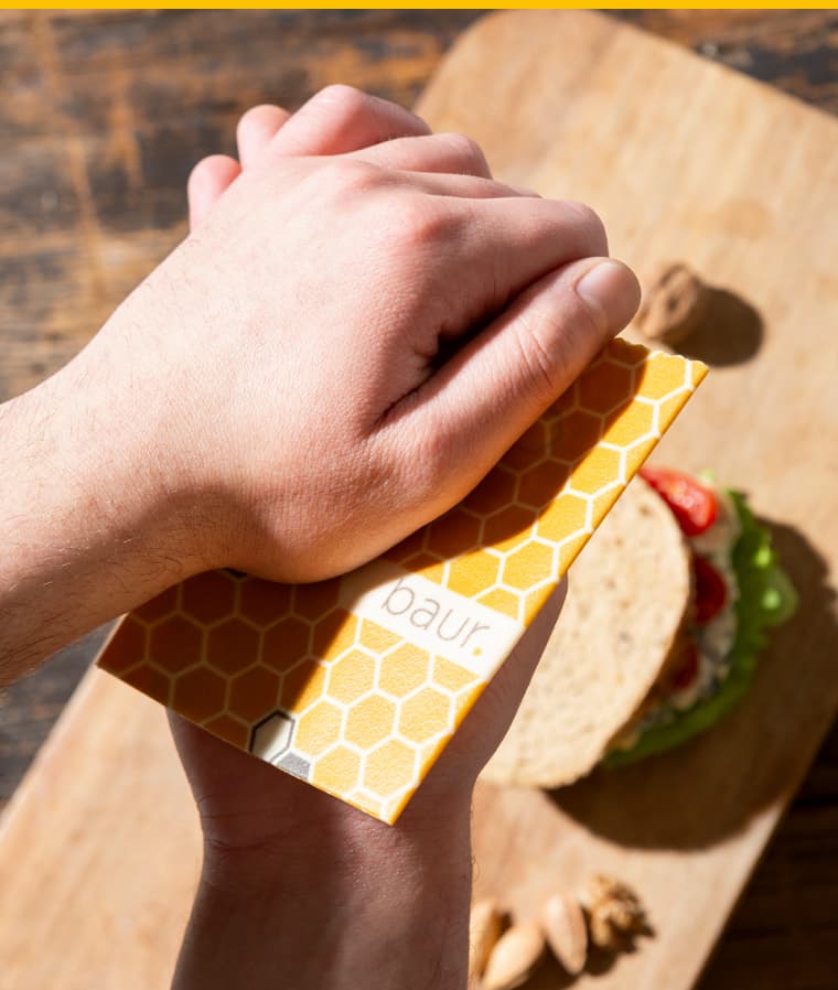 1. Tuch mit den Händen leicht anwärmen.