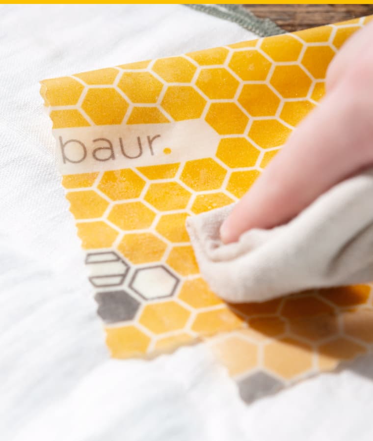 1. Bienenwachstuch mit kaltem Wasser anfeuchten.