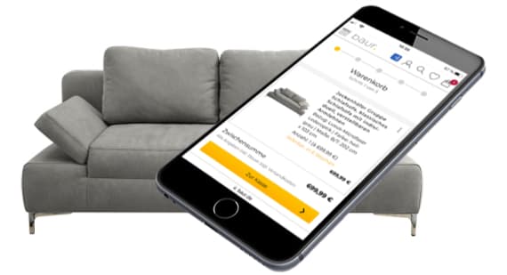 Grau-braunes Sofa – Handy zeigt Produktseite des Sofas mit Preis von 699,99 € und Kaufoption