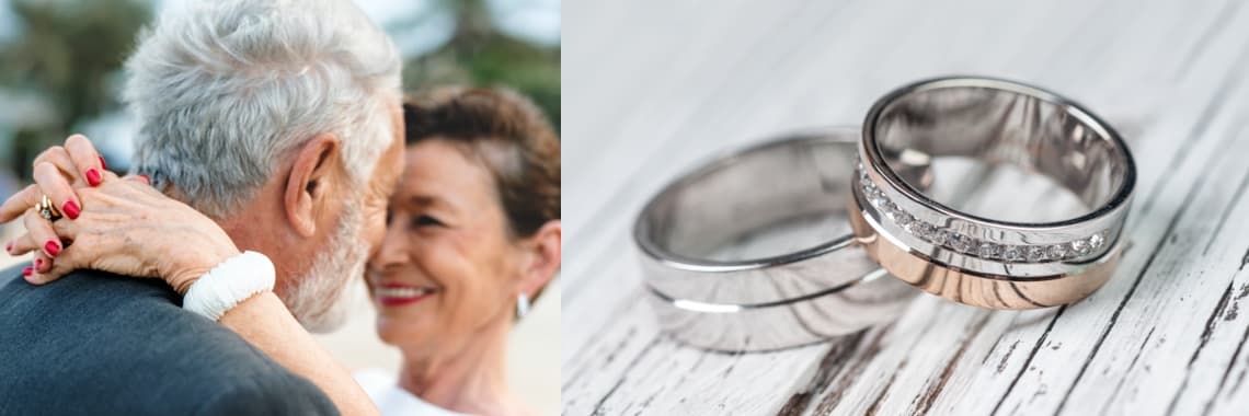 Links umarmt sich ein älteres Ehepaar - Mann und Frau. Rechts liegen zwei Eheringe mit Diamanten auf einem Holztisch.