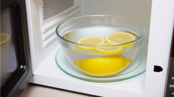 Die Mikrowelle mit Zitrone reinigen