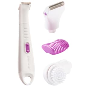 Ein weißer Körper- und Bikinitrimmer mit violettem Schalter, daneben drei austauschbaren Aufsätzen: ein Rasierkopf, ein violetter Kammaufsatz und eine weiße Reinigungsbürste.