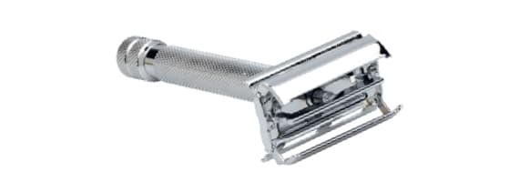 Ein klassischer, silberner Sicherheitsrasierer mit strukturiertem Griff und doppelseitigem Rasierkopf.