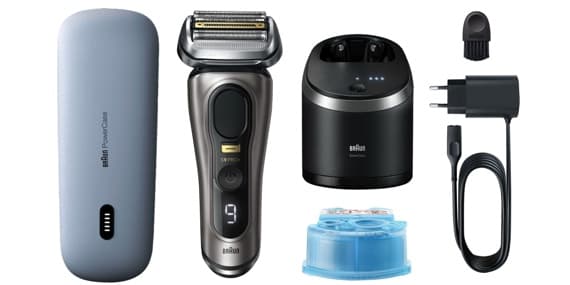 Rasierer-Set, bestehend aus: Reinigungsstation, Ladegerät, Reinigungsbürste, Reinigungsflüssigkeit und Aufbewahrungstasche.