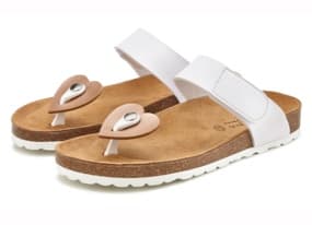 Ein Paar weiße Zehentrenner mit einem herzförmigen Detail und einem verstellbaren Riemen. Die Sohle ist aus braunem Kork und hat eine weiße Gummisohle. Die Sandalen wirken bequem und sommerlich.