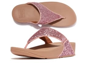 Ein Paar rosafarbene Plateau-Zehentrenner mit glitzernden Riemen. Die Sohle ist in einem neutralen Farbton gehalten und bietet eine leichte Erhöhung. Die Sandalen wirken schick und sommerlich.