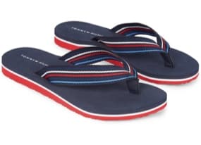 Ein Paar dunkelblaue Flip-Flops mit gestreiften Riemen in Rot, Blau und Weiß. Die Sohle ist rot mit einem weißen Rand. Die Sandalen wirken lässig und ideal für den Sommer.