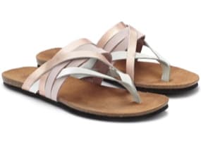 Ein Paar Leder-Zehentrenner mit mehreren Riemen in sanften Farben wie Rosa, Weiß und Hellblau. Die Sohle ist aus braunem Kork und bietet einen bequemen Sitz. Die Sandalen wirken modern und luftig.