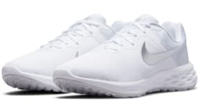 Ein Paar weiße Sportschuhe mit einem atmungsaktiven Obermaterial und einer flexiblen Sohle. Die Schuhe haben ein schlichtes Design mit einem dezenten Nike Logo in Silber. Sie wirken modern und sind ideal für sportliche Aktivitäten.