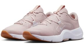 Ein Paar rosa Sportschuhe von Nike, aus weichem Obermaterial und einer stabilen, weißen Sohle. Die Schuhe haben ein modernes Design und eine rutschfeste Gummisohle, die ideal für sportliche Aktivitäten ist.