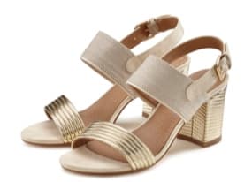 Ein Paar elegante Sandalen mit einem hohen, goldenen Blockabsatz. Die Riemen sind in einem neutralen Farbton gehalten, wobei der vordere Riemen mit einer gerippten Struktur verziert ist. Diese Sandalen kombinieren Stil und Komfort.