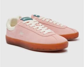 Ein Paar rosa Retro Sneakers aus weichem Material mit einer weißen Schnürung und einer transparenten Gummisohle. Die Schuhe haben ein sportliches Design und wirken modern und lässig, ideal für den Alltag.