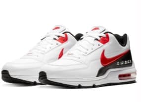 Ein Paar weiße Nike-Sneakers mit roten und schwarzen Akzenten. Die Schuhe verfügen über eine charakteristische Air-Max-Dämpfung und ein sportliches Design, das sowohl für den Alltag als auch für sportliche Aktivitäten geeignet ist.