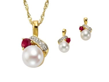 Schmuck mit roten Edelsteinen