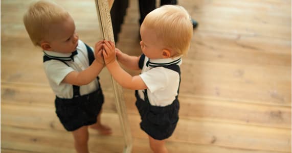 Kind vor einem Spiegel