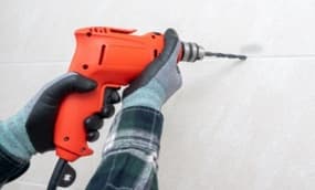 Spiegelschrank aufhängen